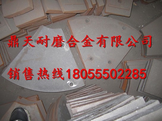 山東建機(jī)750砼攪拌機(jī)口襯板、中葉片、側(cè)刮刀生產(chǎn)廠商